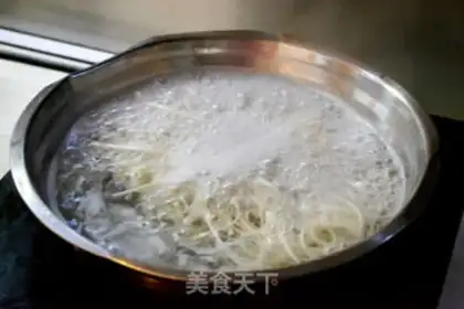 Make Quick-hand beef sauce noodles step 1