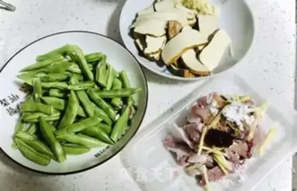 Make Four seasons of bean-dried fried meat step 1