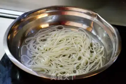 Make Quick-hand beef sauce noodles step 2
