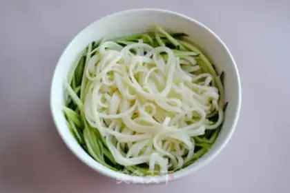 Make Quick-hand beef sauce noodles step 3