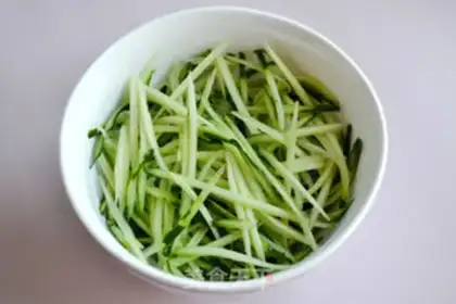 Make Quick-hand beef sauce noodles step 4