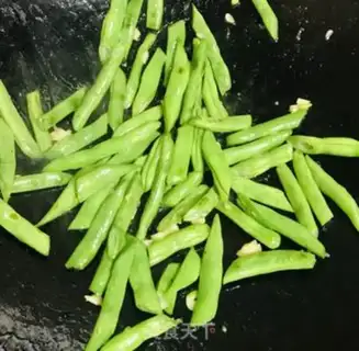 Make Four seasons of bean-dried fried meat step 3