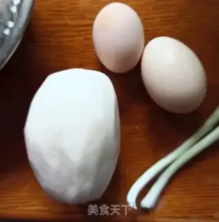 Make Onion fragrance, radish soup step 0