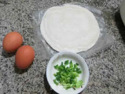 Make An egg cake with an onion step 0