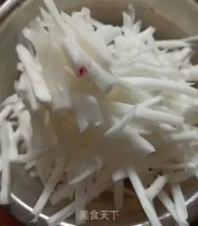Make Onion fragrance, radish soup step 1