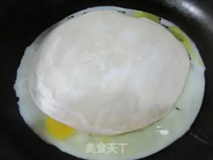 Make An egg cake with an onion step 2