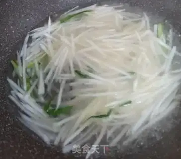 Make Onion fragrance, radish soup step 5
