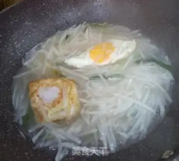 Make Onion fragrance, radish soup step 6