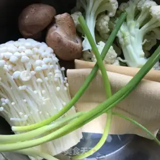 Make Spicy golden needles, fat cow step 1