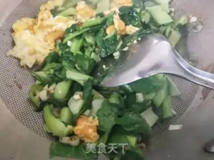 Make Fried eggs with oil step 3