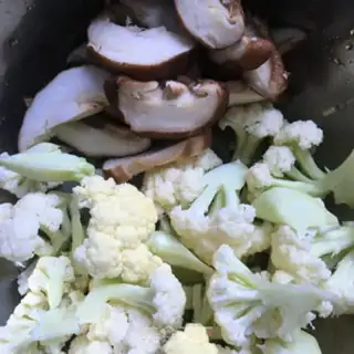 Make Spicy golden needles, fat cow step 6