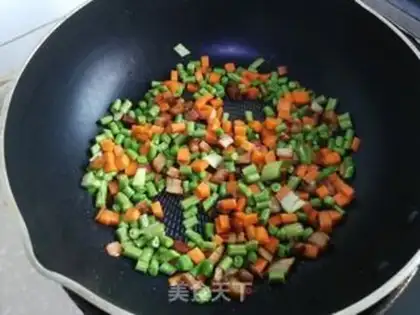 Make Meat and vegetable fried rice step 2