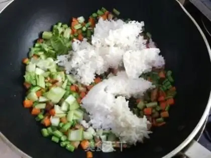 Make Meat and vegetable fried rice step 3