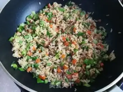Make Meat and vegetable fried rice step 4