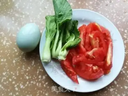 Make Tomato egg-skin soup step 0