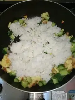 Make Apricot egg fried rice step 7
