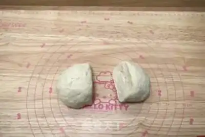 Make Bronze snails, double-coloured knife to cut the buns step 4