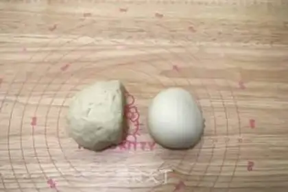 Make Bronze snails, double-coloured knife to cut the buns step 6