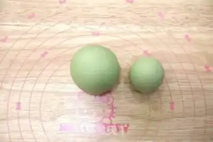 Make Bronze snails, double-coloured knife to cut the buns step 8