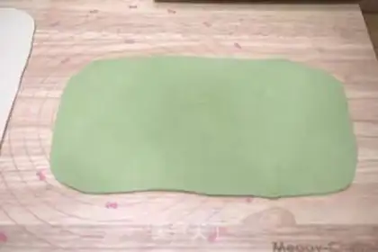 Make Bronze snails, double-coloured knife to cut the buns step 10