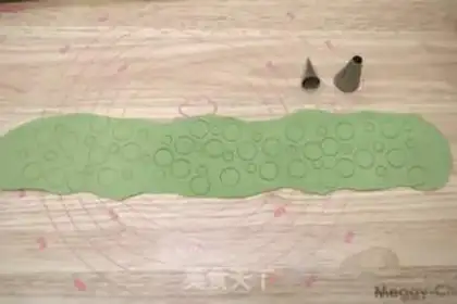 Make Bronze snails, double-coloured knife to cut the buns step 13