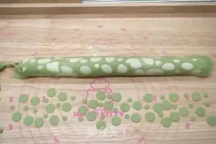 Make Bronze snails, double-coloured knife to cut the buns step 14