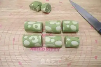 Make Bronze snails, double-coloured knife to cut the buns step 15