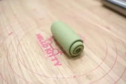 Make Bronze snails, double-coloured knife to cut the buns step 16