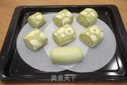 Make Bronze snails, double-coloured knife to cut the buns step 19