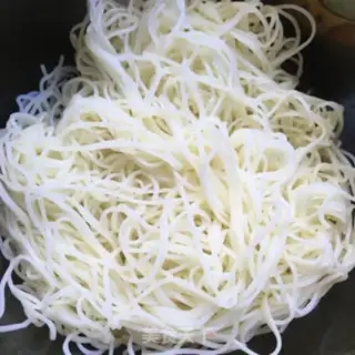 Make The cucumbers and the cucumbers. Noodles step 0