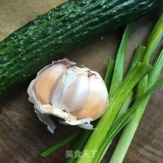 Make The cucumbers and the cucumbers. Noodles step 1
