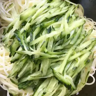 Make The cucumbers and the cucumbers. Noodles step 2