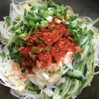 Make The cucumbers and the cucumbers. Noodles step 4