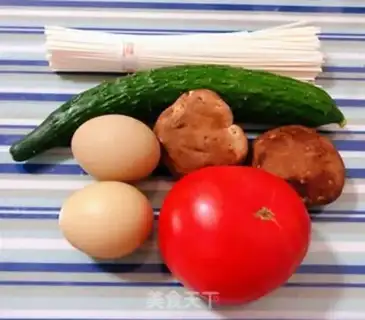 Make Spoon cucumber tomato egg noodles step 0