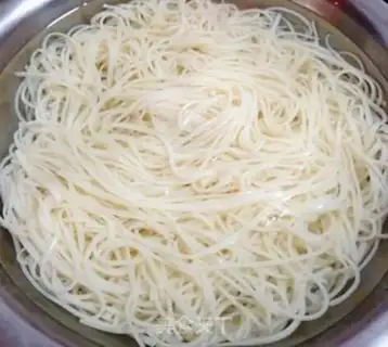 Make Spoon cucumber tomato egg noodles step 1