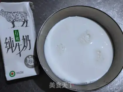 Make Cinnamon milk steamed eggs step 1