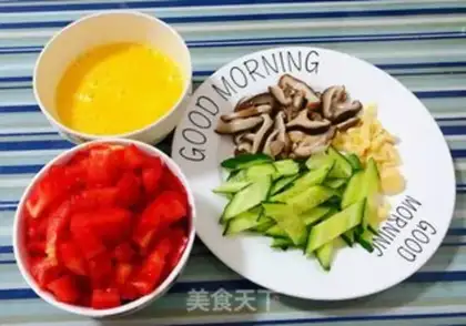 Make Spoon cucumber tomato egg noodles step 2