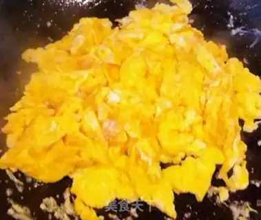 Make Spoon cucumber tomato egg noodles step 3