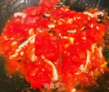 Make Spoon cucumber tomato egg noodles step 4