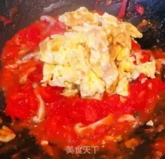 Make Spoon cucumber tomato egg noodles step 5