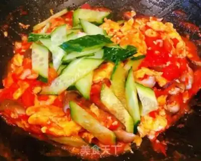 Make Spoon cucumber tomato egg noodles step 6