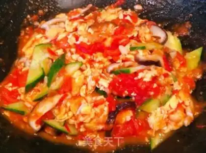 Make Spoon cucumber tomato egg noodles step 7