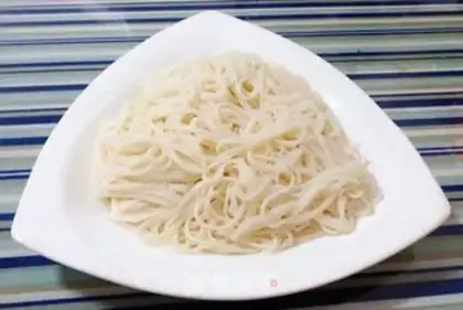 Make Spoon cucumber tomato egg noodles step 8