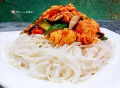 Make Spoon cucumber tomato egg noodles step 9