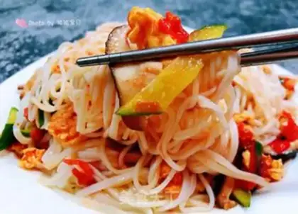 Make Spoon cucumber tomato egg noodles step 11