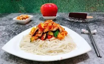 Make Spoon cucumber tomato egg noodles step 12