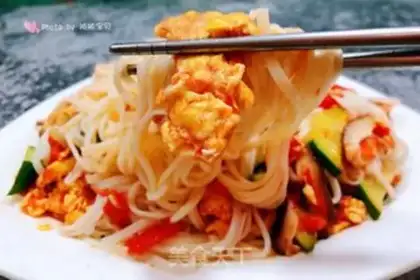 Make Spoon cucumber tomato egg noodles step 13