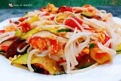 Make Spoon cucumber tomato egg noodles step 14