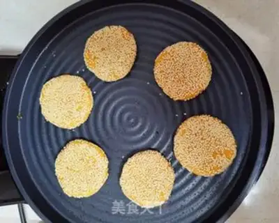 Make Red potato sesame cake step 11