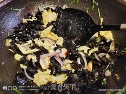 Make Onion fried eggs step 3